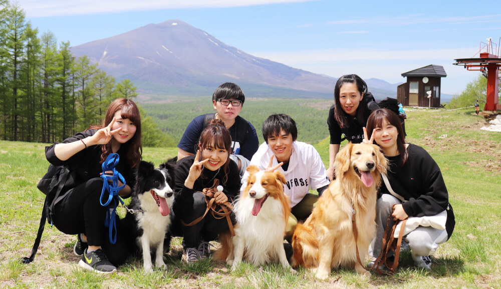 オリエンテーション合宿で親睦を深める学生たち