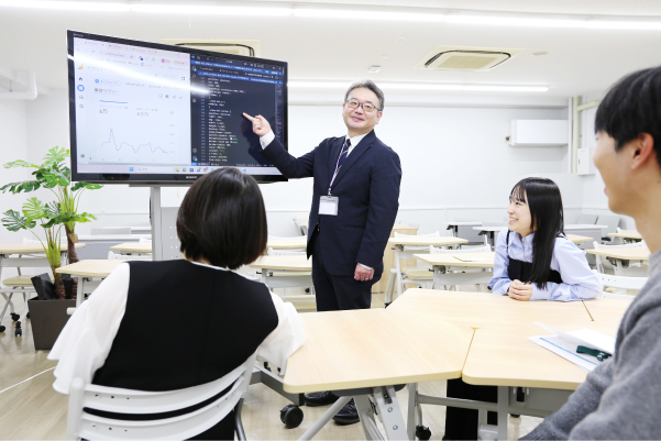 「つくる」だけで終わらず、クライアントと共に考え、解決へ導く力を重視したカリキュラム